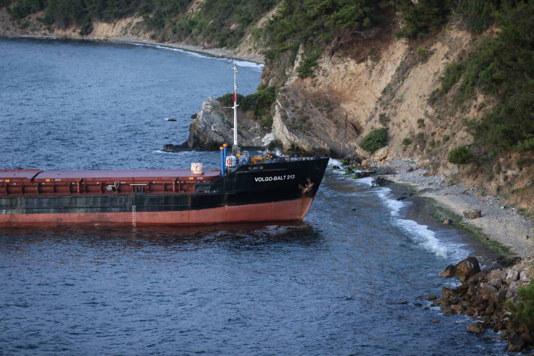 Mudanya'da karaya oturan kargo gemisi kurtarıldı 17